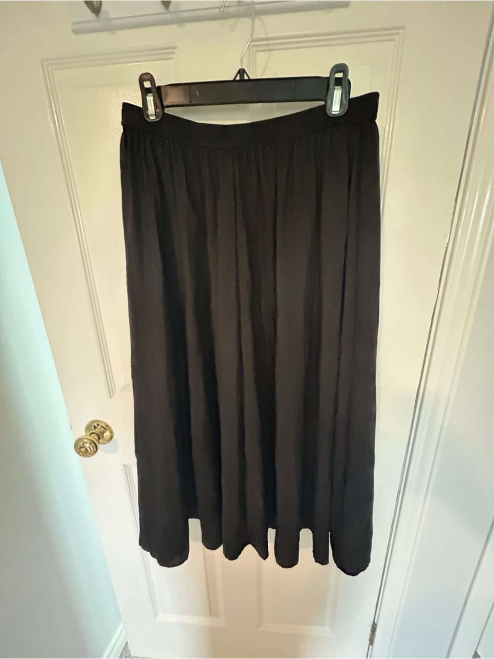 GAP- Black Women's Midi Skirt - Classic Flowing Style 
Lightweight material